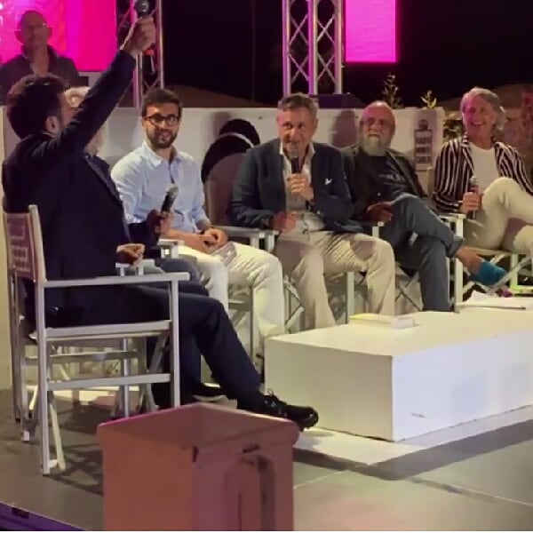 AdoptadaBarone's tweet photo. alessiofratoni: #ostrasbeach #sentisechaunamico #cena #show #inversilia #ilvolo #giobbecovatta #micheletorpedine #albertochiara #matiabazarofficial #lucacalvani #dinomancino #andreabuscemi #waltersantillo59 https://t.co/qtAqGyFFb3
