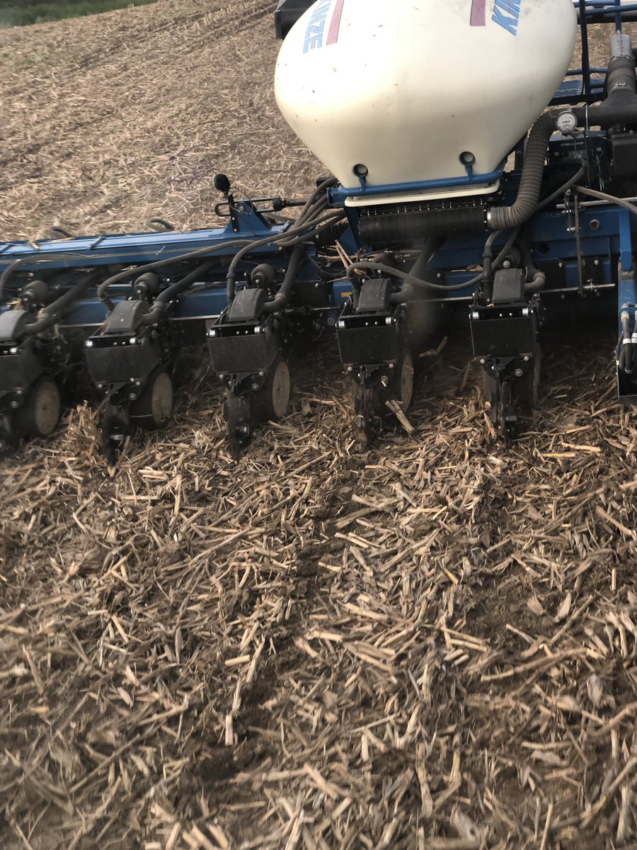 McFarms_15's tweet photo. Strip-plant-repeat on the row soybeans #fencerows #controltraffic #conservation #plant19 @kjanoska https://t.co/2Nd9iwLyTo