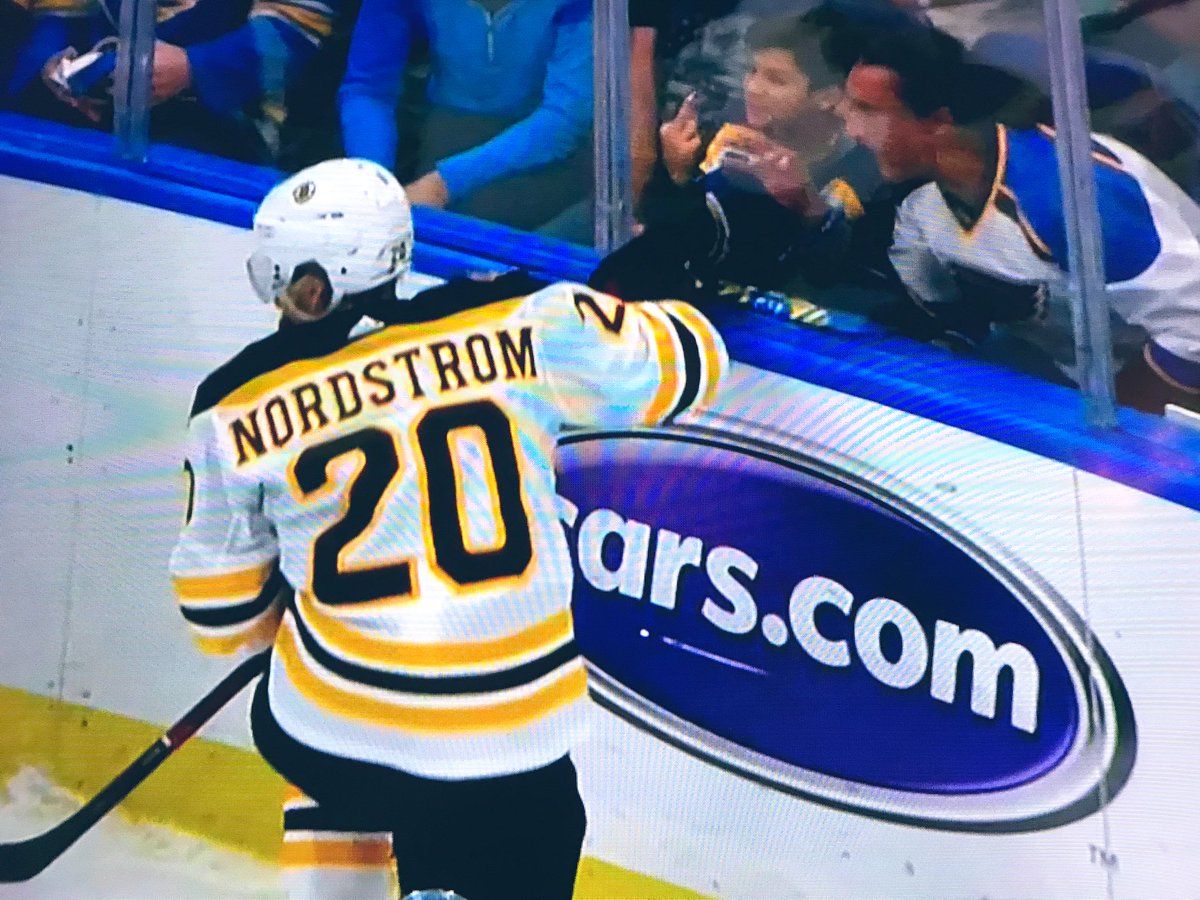 realjcorwin's tweet photo. Those #STLBlues fans are just the kindest! #notdadoftheyear #NHL #StanleyCup #NHLonNBC #Bruins https://t.co/iS1QF0yPiY