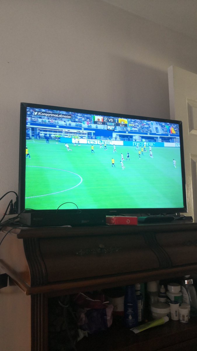alez2418ram's tweet photo. @martinolimx #CompartimosLaEmoción por qué todos los jugadores de la selección de Ecuador dice en la parte de atrás "Los" y su apellido??? Que alguien me explique por favor https://t.co/Wjsq2iQHWR