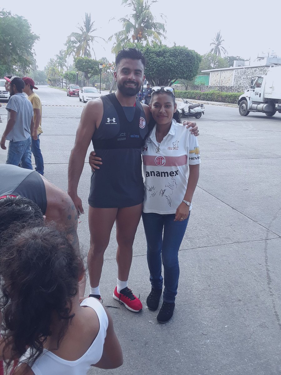 Katiabernal09's tweet photo. Hoy fue un gran día pude conocer a mis amores 😍
sin duda el mejor equipo 😌😘 @TolucaFC 
@rodrigosali29 ☝️😛☝️
 @LEXISCANELO @1AlfredoTala @FelipePardo17
 #PretemporadaDiablo 😈 https://t.co/dbKqpYy0Xv