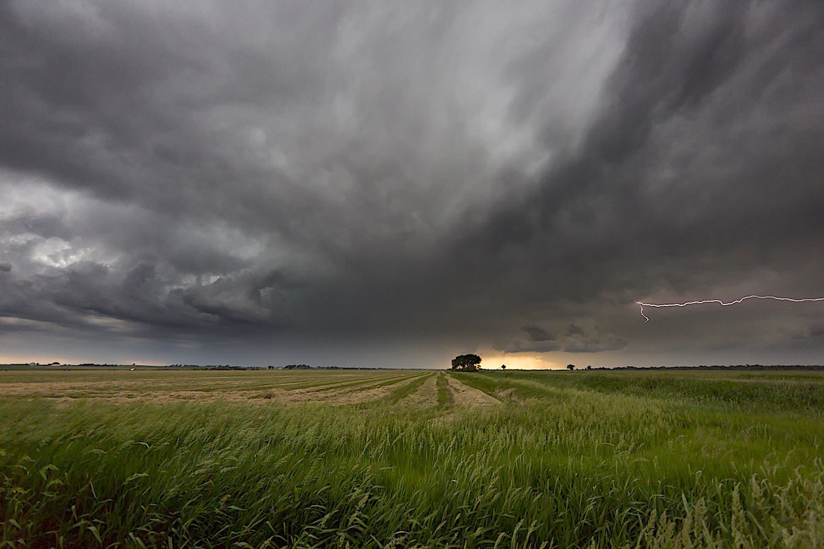 oliveraadrian's tweet photo. Gothenburg, Nebraska last night. #storms #weather #severeweather #stormclouds #clouds #cloudformation #nebraska #weatherchannel @NWS @accuweather @weatherchannel https://t.co/DZOBP517XA