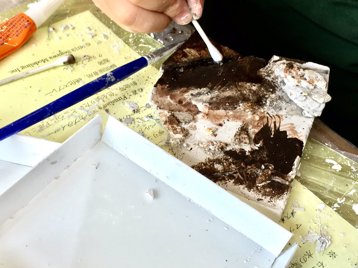 せがわたかし グルーガンとプラバンで 自分で型枠を作り じゃりをました石こうを流し込んで型取りした廃墟を自分でけずって 油えのぐでふでぬりして自分だけの作品に仕上げる6さいのジオラマアーティストかいせいくん 昨日も ジオラマ教室 さんかして せがわたかし グルーガンとプラバンで 自分で型枠を作り じゃりをました石こうを流し込んで型取りした廃墟を自分でけずって 油えのぐでふでぬりして自分だけの作品に仕上げる6さいのジオラマアーティストかいせいくん 昨日も ジオラマ教室 さんかして