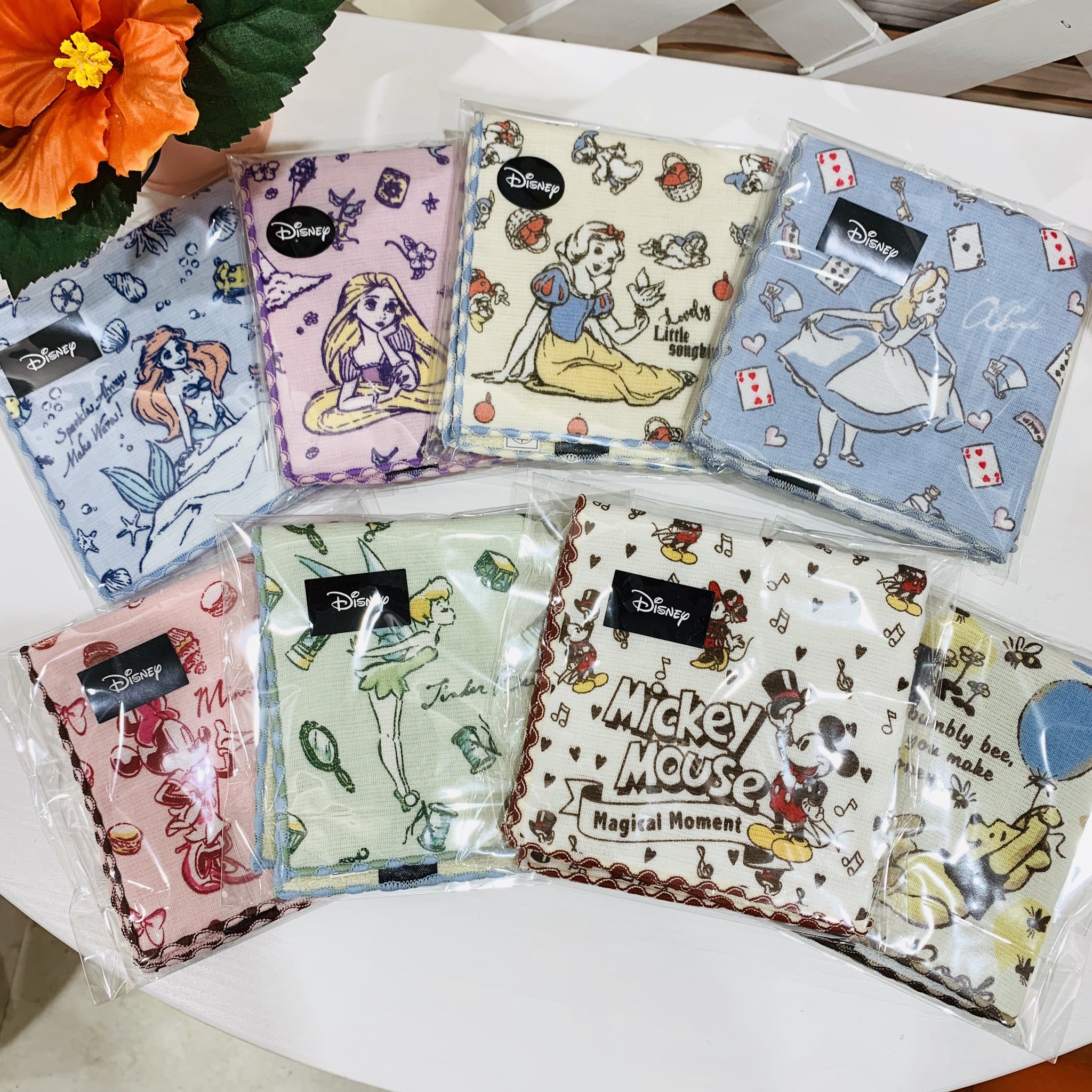 ファーストポップ クロスガーデン調布 ディズニーの パイルガーゼハンカチ デザインが可愛くて大人っぽいので ディズニー好きな方へのプレゼントや自分用 幅広い年代の方に使っていただけると思います 税込702円 ディズニー ディズニー