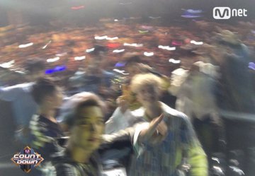 exofml_'s tweet image. the group                         the group 
 selca by                          selca by
chanyeol:                         junmyeon: