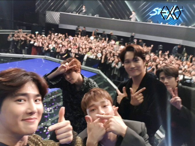 exofml_'s tweet image. the group                         the group 
 selca by                          selca by
chanyeol:                         junmyeon: