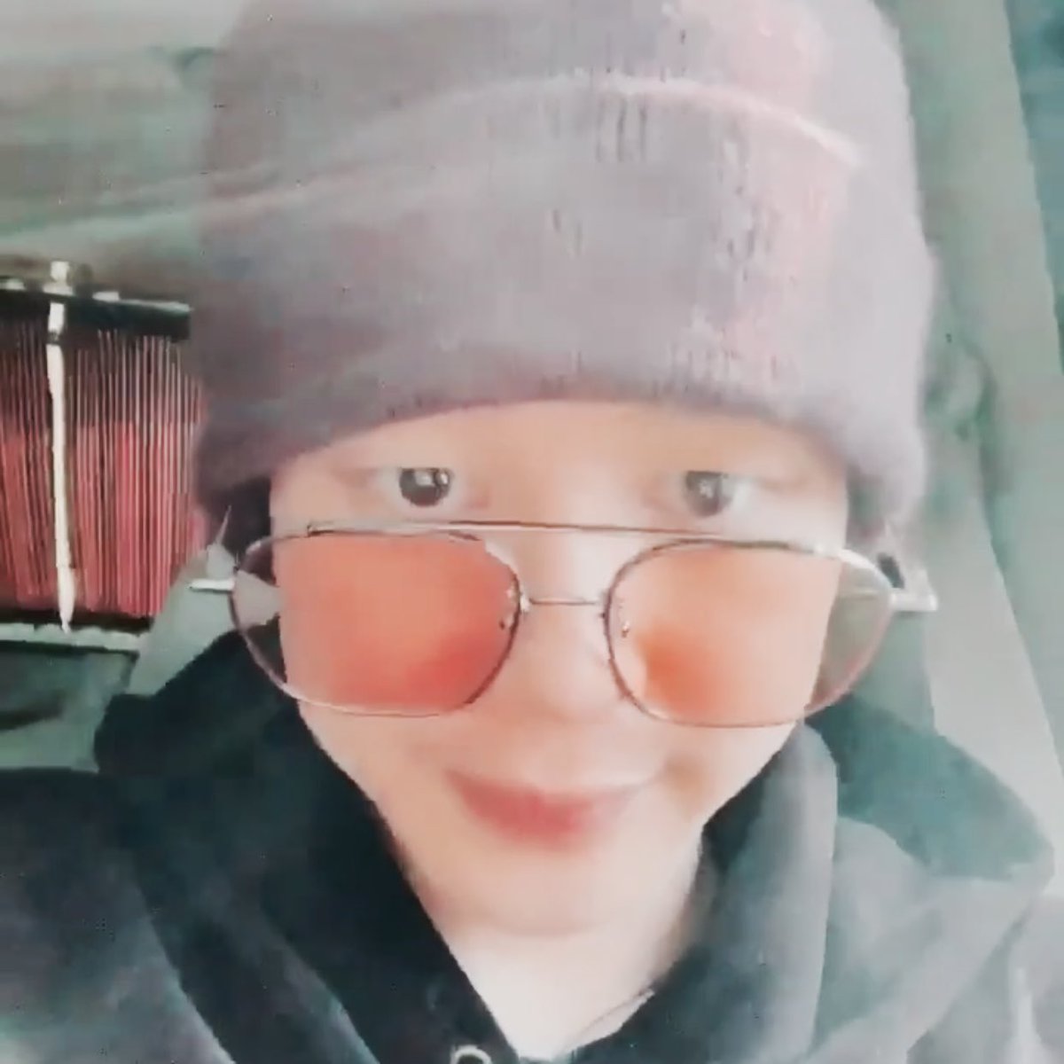 uhujiso's tweet image. jimin siendo un bebé as always