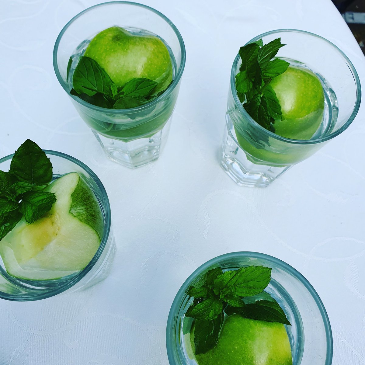 Gün boyu içebileceğiniz #detoks ve zayıflamaya yardımcı yaz içeceği : 1 litre su ,içine dilim yeşil elma,taze nane ve 10 çeyrek limon suyu #yeşilelma #zayıflama #alkalisu #tazenane