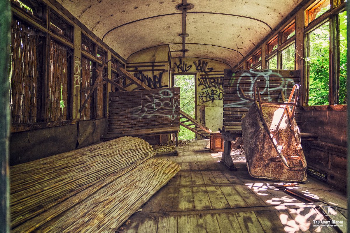 Something in the woods. #taulightmedia #austria #nikonphotography #nikond850 #tamron2470g2 #photography #explore #lostplaces #lostplacesphotography #abandoned #abandonedplaces #abandonedhouse #decay #urbandecay #urbex #forgottenplaces #modern_ruins #vergesseneorte #ruins