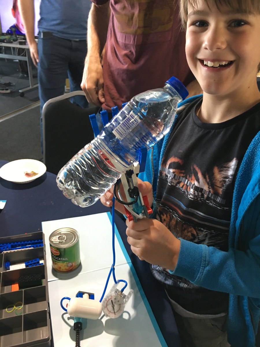 activerobots's tweet photo. We had so much fun building Robot hands out of LEGO at @Digi_Makers on Saturday, held at @wethecurious_ https://t.co/8xnqIaBjdG