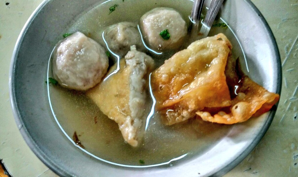 arieparikesit's tweet photo. Makan oskab Ngalam tidak takut #HargaDigetok di Bakso Pak Dul Manan dekat Stasiun #Malang harga per porsi maupun biji jelas, ini harga 2017.

#MenuResto https://t.co/ZZIJsTCn49