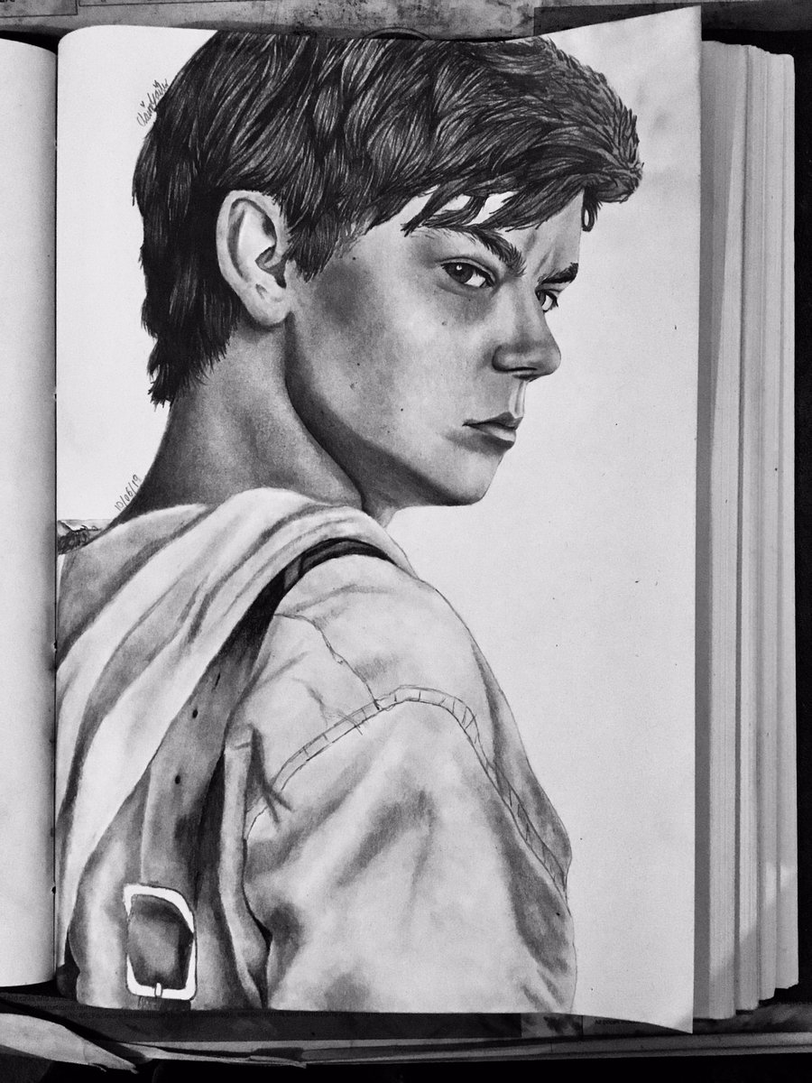 ClairesArtworks's tweet photo. Newest drawing of Thomas Brodie Sangster! Hope you all like it! I’ve also put my old sketch of him next to it to show the before and after! #ThomasBrodieSangster #Artist #Artwork #Drawing #PencilDrawing #FanArt https://t.co/rDzwjPO19V