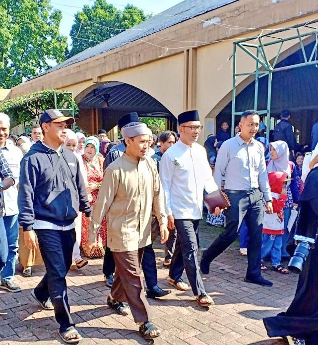 Apa yg di lakukan Kang <a href="/ridwankamil/">Ridwan Kamil</a> hari ini adalah sebuah cara elegant &amp; adil utk menyeimbangkan sebuah information 

Elegan krn disampaikan dgn ilmu, data &amp; tdk menghakimi pihak lain 

Adil karena tdk memaksakan kebenaran, memberi ruang publik menilai sendiri krn memiliki akal
