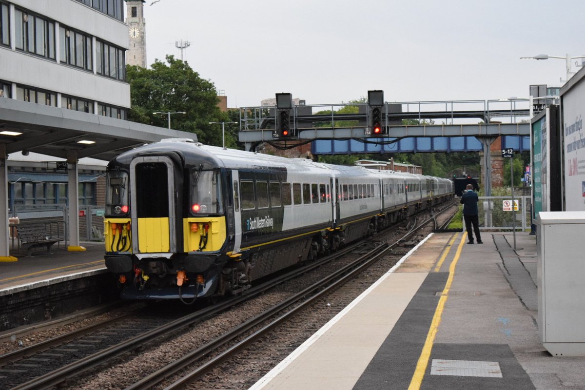 Simpson4044's tweet image. The first passenger service 442 for @SW_Help 2410 &amp;amp; 2420 on the 0628 Southampton Airport to London Waterloo. #Wessex442 #Class442 #SWR #FirstPassenger #Milestone