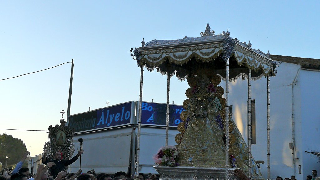 Virgen del Rocío llega al Simpecado de la @Hrociodelcerro #ElRocío19