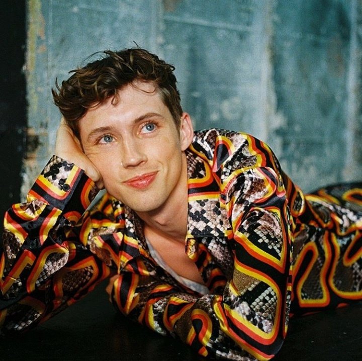 troye_sivan_ita's tweet photo. Troye su Instagram: "by @/ddiegovillarreal backstage at #GOWESTFEST for @voguemagazine ๐๐ค pt 2" https://t.co/XdnhedyXoq