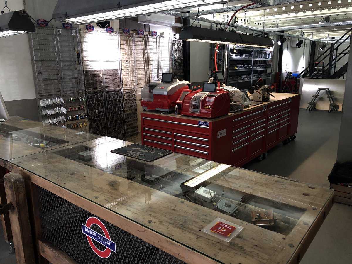 Interieur nieuwe bedrijfspand, hier gaan we sloten repareten, kluizen repareren modificeren, reparatie meerpuntssluitingen doen, sleutels en autosleutels maken.
Tevens onze showroom en verkoop sloten, beslag en cilinders.