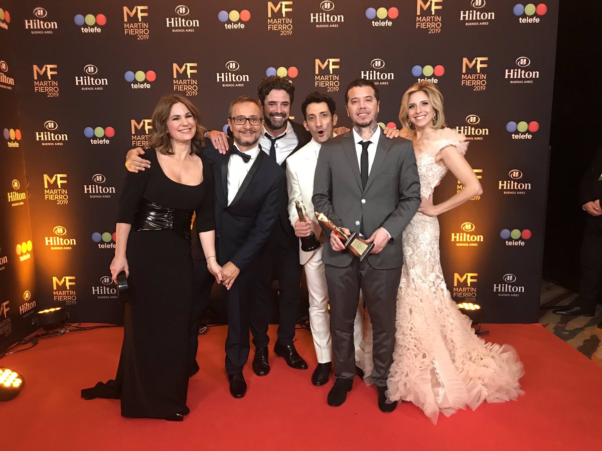 Somos de Oro !! #MartinFierro <a href="/100diastelefe/">100 Días Telefe</a> gracias <a href="/aptra_ok/">APTRA</a> @undertransmedia <a href="/telefe/">telefe</a> @sebastianortega1 <a href="/petersoncarla/">Carla Peterson</a> @nancydpl <a href="/juanminujin/">Juan Minujin</a> #100diasparaenamorarse 😍