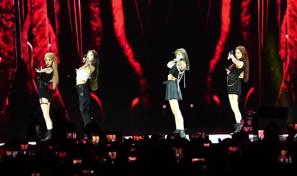 jichurosa's tweet photo. I found the 5th member of Blackpink: Rosalia

             🖤💖🖤💖🖤💖🖤💖
#BLACKPINK #블랙핑크 #rosalia #blinks #jisoo #jennie #rose #lisa https://t.co/6gbSTYr4LG
