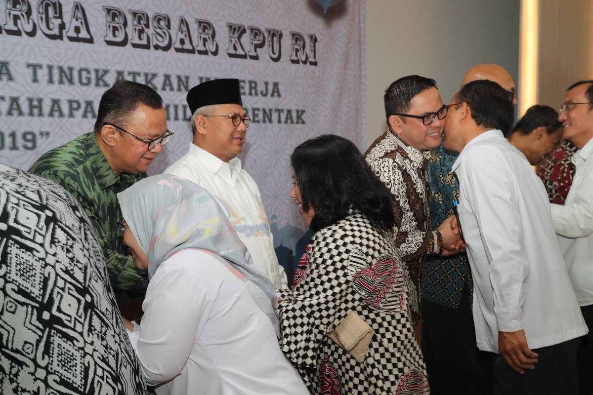 Silaturahmi punya kekuatan luar biasa, menggugurkan dosa, meningkatkan persaudaraan. Mulailah dengan senyum mengawali silaturahmi kita. Pesan Ketua KPU Arief Budiman saat Halal Bi Halal bersama keluarga besar KPU, Senin (10/6).
#KPUmelayani
#Pemilu2019