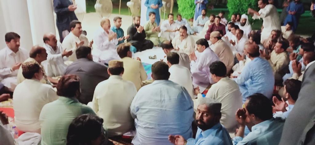 jugnumangi786's tweet photo. Manzoor Hussain Wassan &amp; @NawabAliWassan offered Condolence with Tanveer Wassan on sad demise his Mother at #Kotdiji.

@BBhuttoZardari @BakhtawarBZ @AseefaBZ 
@Fida_Wassan https://t.co/Hm653zZQp9