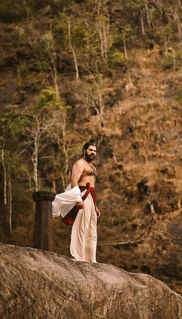 369bigb's tweet photo. ചന്തുവിനെ പോലെ പോരാളി അല്ല.. 🔥
പഴശ്ശിയെ പോലെ രാജാവ് അല്ല.. 🔥
ഇത് സാമൂതിരിയെ വധിക്കാൻ വേണ്ടി ഊണിലും ഉറക്കിലും തപസ്സിരിക്കുന്ന ചാവേർ തലവൻ.. 🔥🔥
Biggest Mollywood movie is coming 🔥
#Mamangam #megastar #Mammootty #MamangamFirstLook @TEAM__OMFC https://t.co/hNgDkMHshy