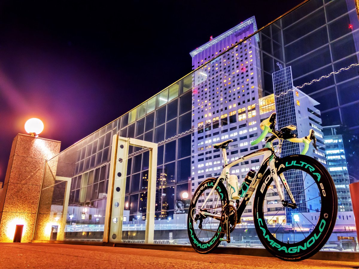 SEAN__SING's tweet photo. TokyoNightRide🚲
 #Bianchi乗りは愛車が最高にカッコよく見える画像を貼れ
#ロードバイク #ビアンキ #オルトレ #チェレステ #おcultベアリング 
#roadbike #bianchi #oltre #iphoneX https://t.co/iY1ONP4fWA