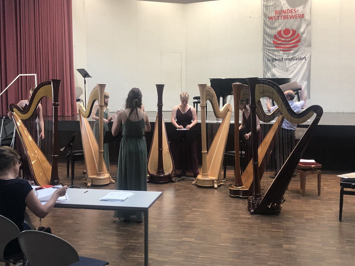 HoeppnerKV's tweet photo. #Gemeinsam ist Trumpf: #KulturelleVielfaltLive beim Bundeswettbewerb #JugendMusiziert in @stadt_Halle Kategorie #Harfen #Ensemble. Für mich als Juryvorsitzender die schönste Wertungskategorie ever! @Jmusiziert https://t.co/S155zf9VyK