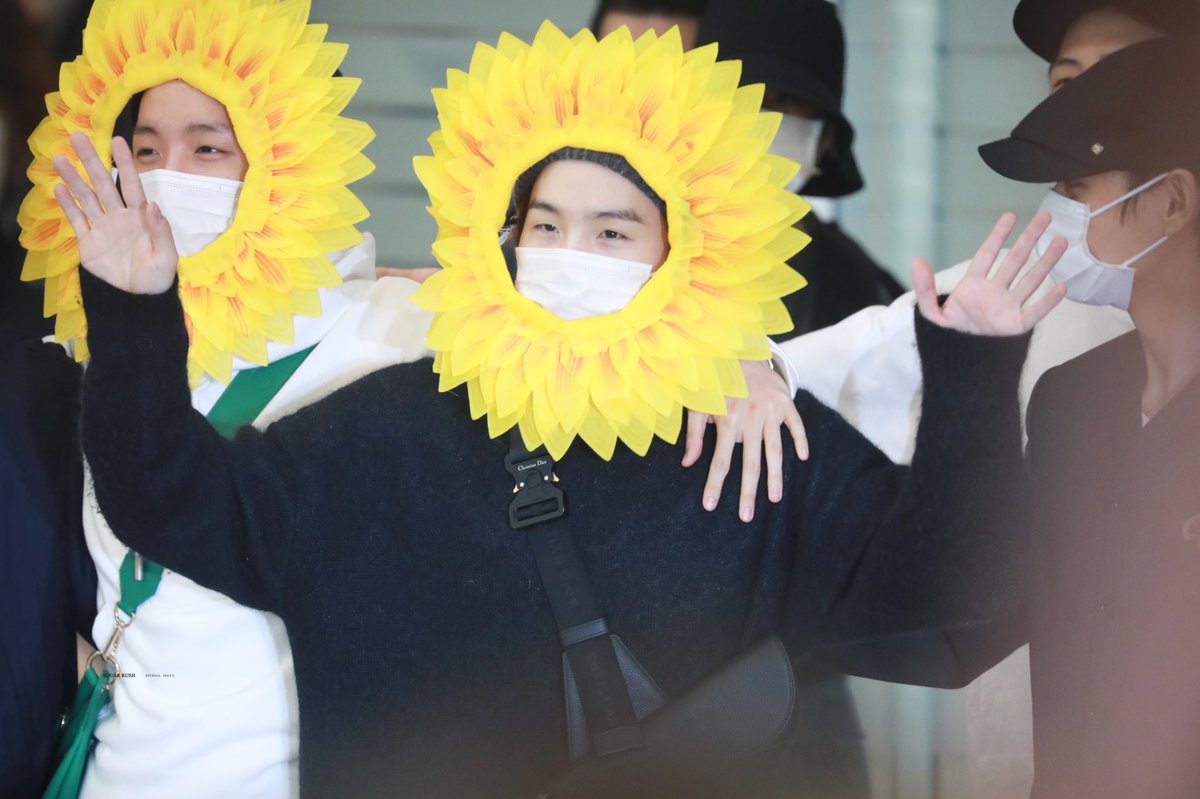 [HQ]190610 ICN
애기처러뮤ㅠㅠㅠㅠㅠㅠㅠㅠㅠㅠㅠ

#SUGA #민윤기 #슈가 #AgustD #방탄소년단 #작은것들을위한시 #BoyWithLuv

<a href="/BTS_twt/">방탄소년단</a>