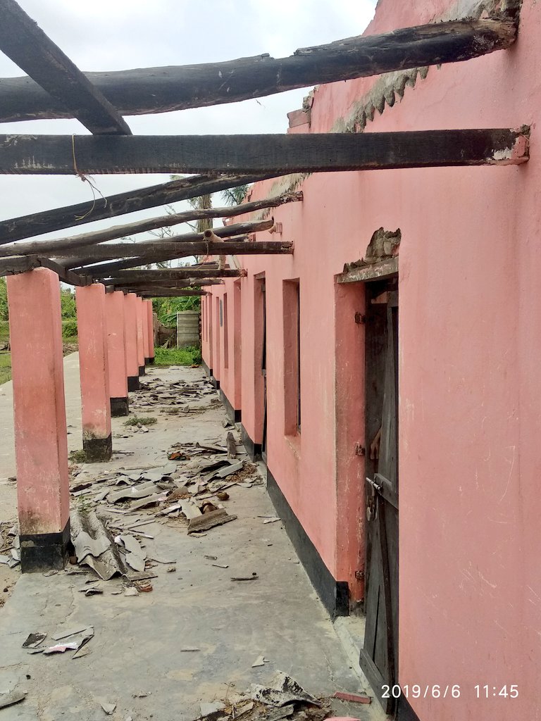 biswajitmohanty's tweet image. #CycloneFaniUpdate School buildings extensively damaged in Gop block of Puri dist. Am surprised that this school set up in 1993 still had asbestos roof. Amazed by the huge number of non pucca roof schools that still exist in this flood and  cyclone prone dist