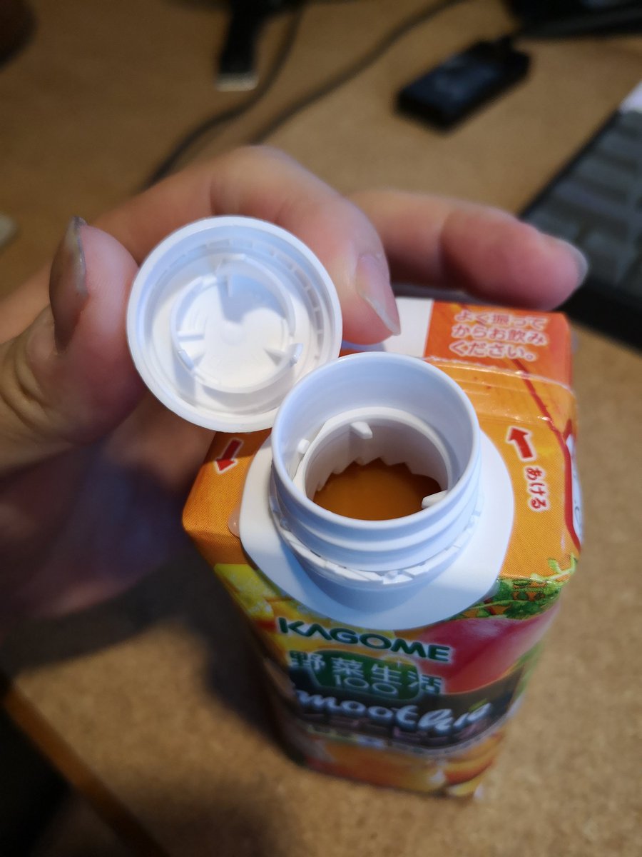 かる Kalud カゴメのスムージー容器の構造が気になってしょうがない今日この頃 未開封時に反対にして振りまくってもキャップ周りに中身がついちゃわないのホント不思議 一回開けた後はとつくようになる T Co Prbhohzzvq Twitter