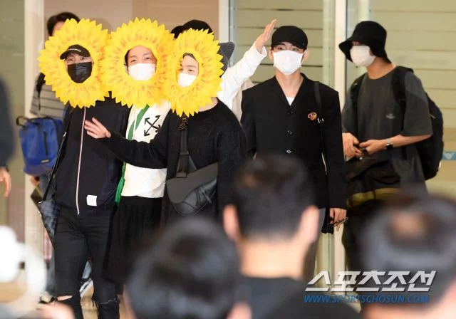 18일 현대경제연구원이 방탄소년단(BTS)의 경제적 효과가 연간 총 5조5600억원에 달해 '걸어다니는 대기업'이라는 분석을 내놓은 한 편, 본인들은 그런거 모르겠고 해바라기 차림으로 입국했다.