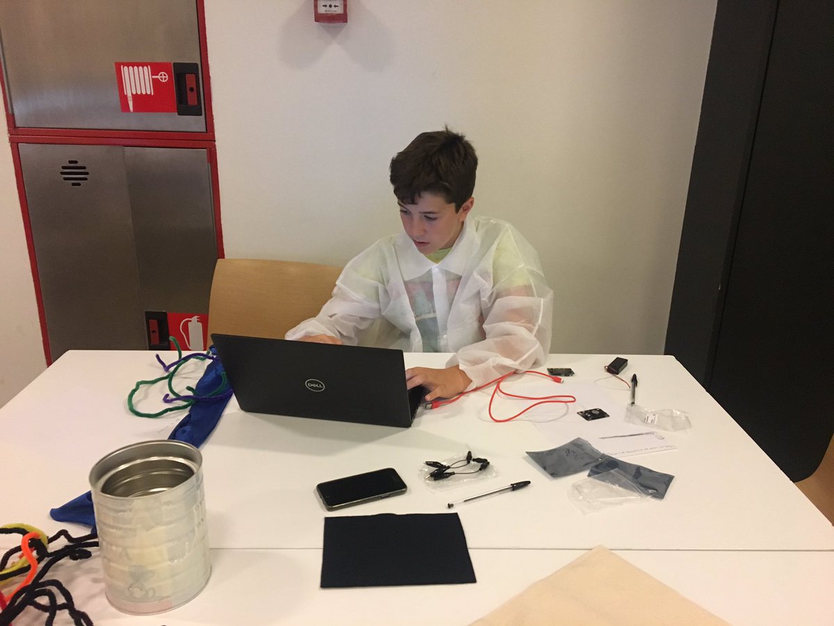 lmochales's tweet photo. Disfrutando un domingo por la mañana de los talleres de la @espacioftef con #YoCyborg y sus ganas de aprender, estos que son parte de esa #GeneracionZ 🤖
#ParaísoLoren #Desaprender #Besayúname #Quiéreteme #MeMantas #AmoVivir #MeLlenasLaVida #EstoNoSePara #AgujetasEnLasAlas https://t.co/IjLVuElOxH