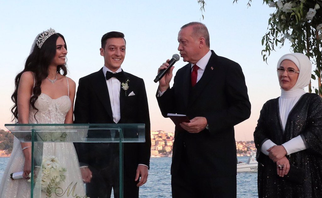 Ugaman01's tweet photo. Mesut Ozil had the President of Turkey as his best man at his wedding yesterday, Just here wondering who would have President Museveni in Uganda as their best man at their wedding 💒?

Any names in mind? https://t.co/Noxt3NZqSM