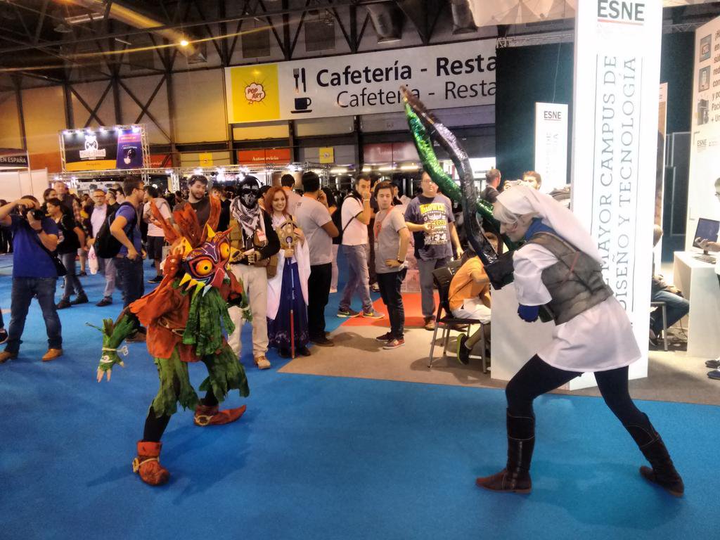 Uno de los mejores recuerdos que tengo sin duda es este. Encontrarme con una cosplayer que iba del mismo juego que yo. Protagonista vs Antagonista.. Vernos y ponernos en postura. Y en 5 minutos un corrillo de gente haciendo fotos.
Conocí a una cosplayer y una gran persona ese día