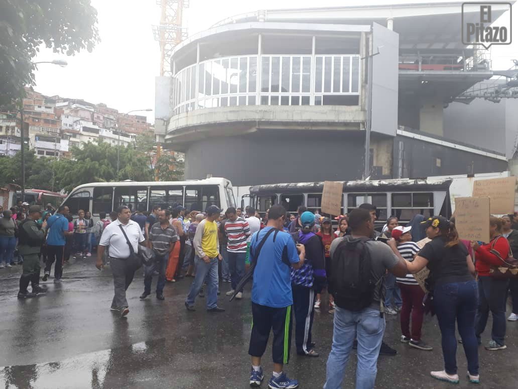 ElPitazoTV's tweet photo. 8:20am #Caracas | Vecinos de José Félix Ribas protestan en rechazo a procedimientos de las Faes en la zona. Aseguran que hay abuso policial y exigen que no vuelvan a entrar al barrio #10Jun - vía @GenesisCS https://t.co/OIOOyz3QWJ https://t.co/ZZaKERIyLo