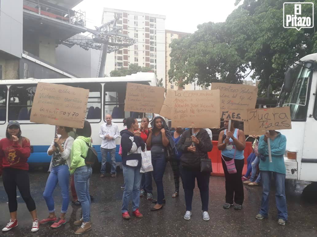 ElPitazoTV's tweet photo. 8:20am #Caracas | Vecinos de José Félix Ribas protestan en rechazo a procedimientos de las Faes en la zona. Aseguran que hay abuso policial y exigen que no vuelvan a entrar al barrio #10Jun - vía @GenesisCS https://t.co/OIOOyz3QWJ https://t.co/ZZaKERIyLo