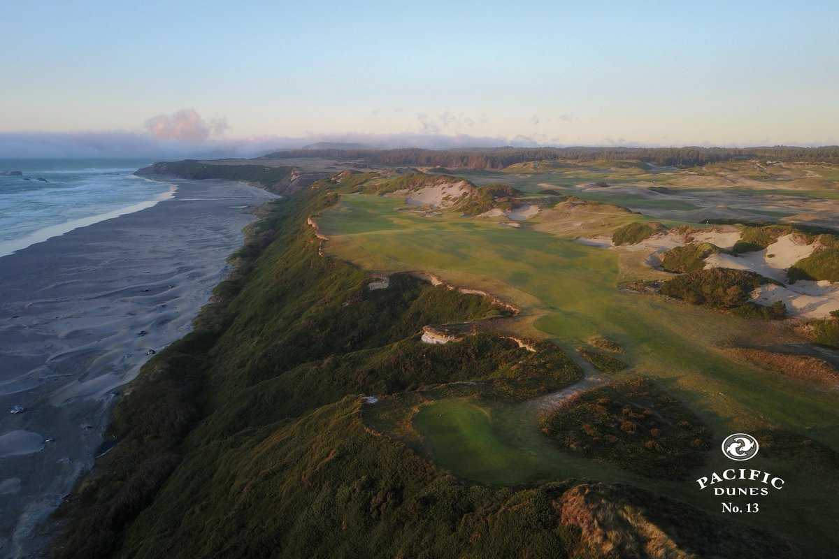 BandonDunesGolf's tweet image. #PacificDunes No. 13 always seems to catch the last bit of daylight as the sun sets over the ocean. Tag a buddy that you've played this hole with!