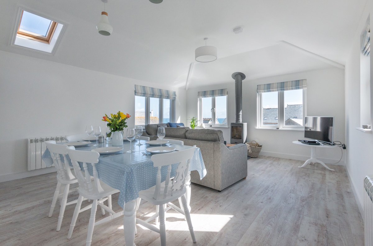 JohnBrayCornishHolidays tweet media