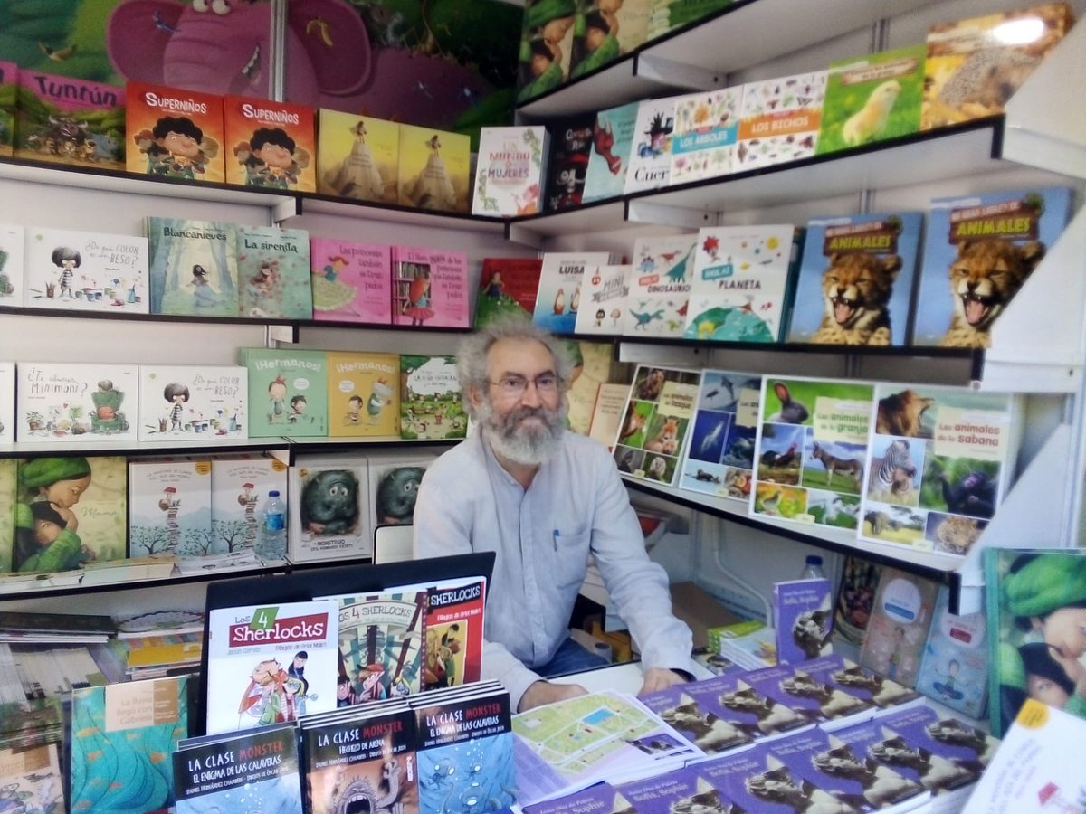 algareditorial's tweet photo. 📸 ¡Os dejamos con unas imágenes de nuestros autores firmando ejemplares en la @FLMadrid este fin de semana! 📚✍✍✍️️️
#FLM19 #JesúsDíezdePalma #CarmenGarcíaIglesias @ValentinCorone #firmadeautores 📍 Caseta de #AlgarEditorial (147) https://t.co/TkGQSJ14fQ