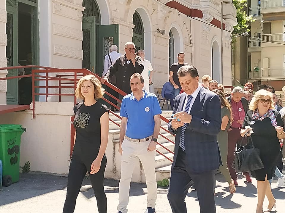 papachrisdim's tweet photo. Στο πλευρό του Γιώργου Ορφανού κάθε στιγμή από την αρχή αυτού του αγώνα.
Εδώ στο 19ο ημερήσιο Γυμνάσιο και Λύκειο Θεσσαλονίκης όπου και ήρθε για να ασκήσει το εκλογικό του δικαίωμα. https://t.co/csOWFssXhN