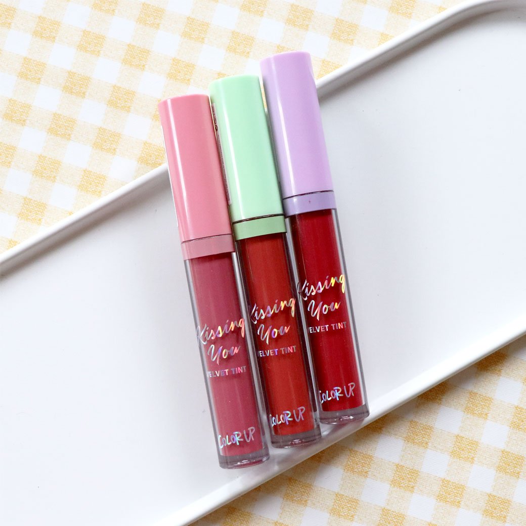 fhay_cotton_h's tweet photo. คัดน้อง 3 สีที่ชอบมาให้ชม !! ตัวนี้เป็นลิปน้องใหม่ Color up นะฮะ แพคเกจมีความมิ้งมุ้ง เป็นเนื้อแมทนะคะ เนื้อค่อนข้างเบาสบายปาก ติดทนกลางๆ มีหลุดระหว่างวันบ้าง เติมต่อได้ปกติ กลบสีปากมิดเลยแหละ ราคาแค่ 99.- เองเด้อออ https://t.co/nWtiGpd7FF