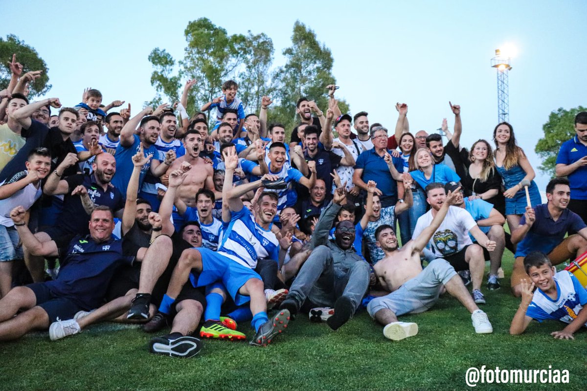 AchoPasala's tweet photo. |ASCENSO A TERCERA|⚽⬆️

El @CDPlusUltra se convierte en nuevo equipo de TERCERA DIVISIÓN tras vencer en la tanda de penaltis al Abarán. Aquí algunas imágenes de la fiesta de los blanquiazules. ¡Enhorabuena!

📷@fotomurciaa https://t.co/RICGQlIVWh
