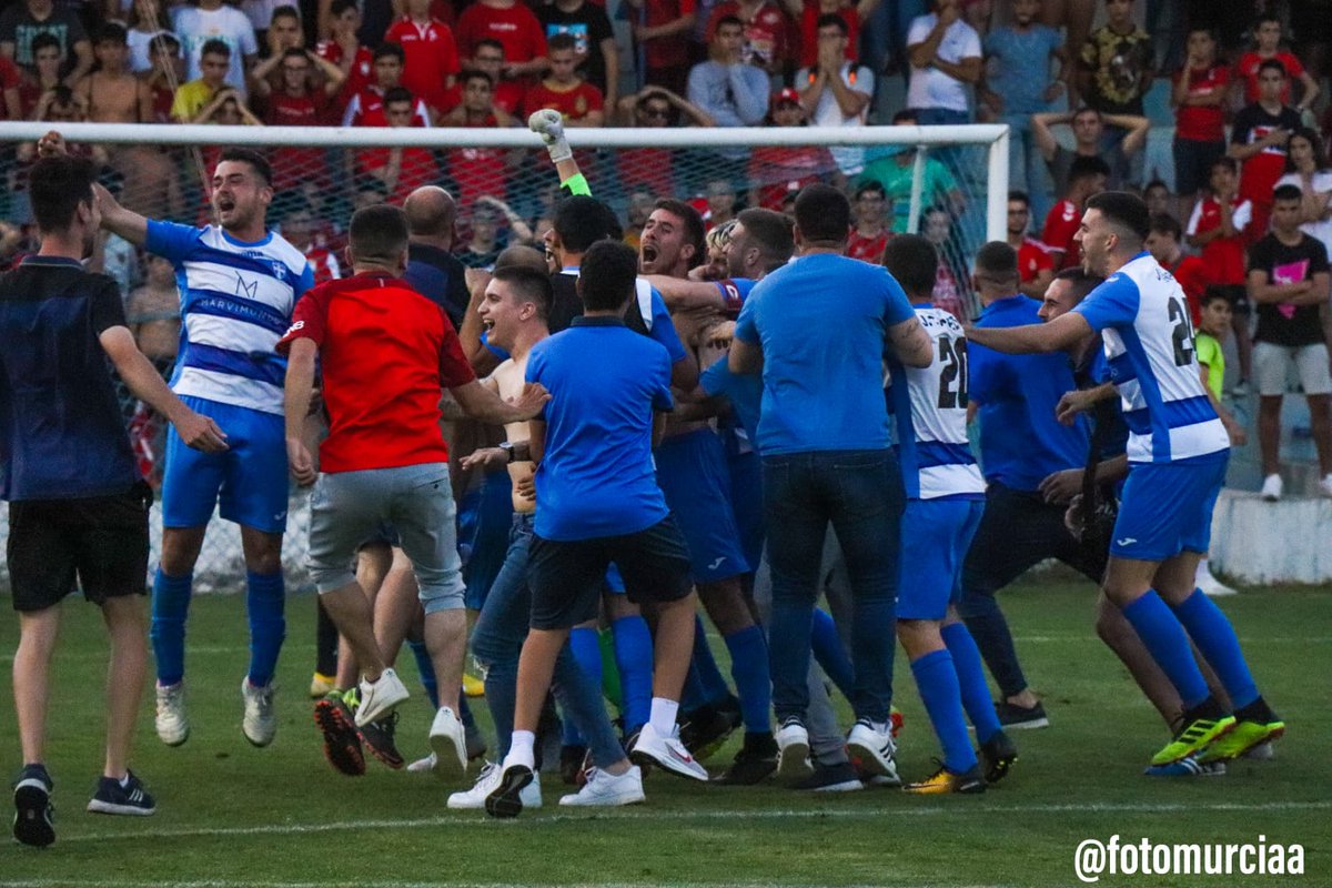 AchoPasala's tweet photo. |ASCENSO A TERCERA|⚽⬆️

El @CDPlusUltra se convierte en nuevo equipo de TERCERA DIVISIÓN tras vencer en la tanda de penaltis al Abarán. Aquí algunas imágenes de la fiesta de los blanquiazules. ¡Enhorabuena!

📷@fotomurciaa https://t.co/RICGQlIVWh