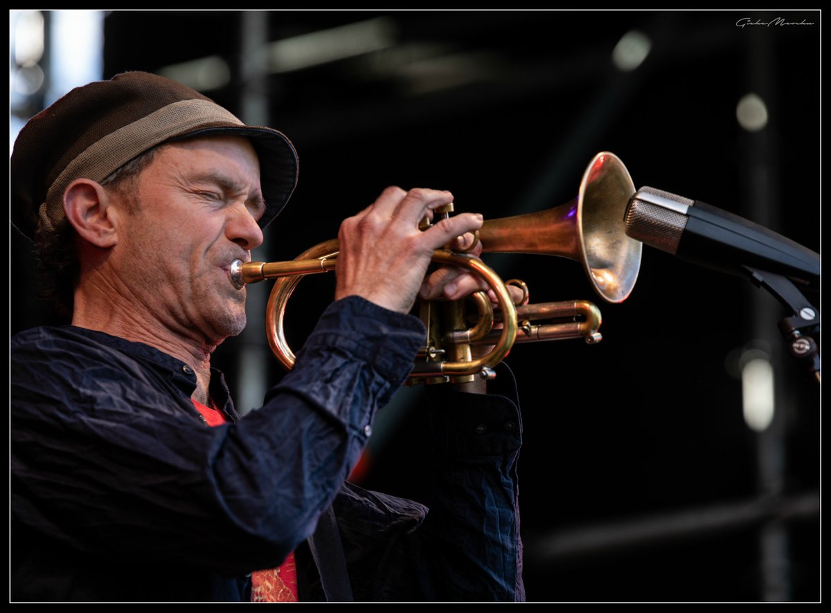 GiekeMerckx's tweet photo. BLACK FLOWER op de WERELDFEESTEN in LEUVEN #BlackFlower @30cc @stadleuven #SimonSegers #NathanDaems #JonBirdsong #Jazz #Belgium https://t.co/BvFFOVYhlj