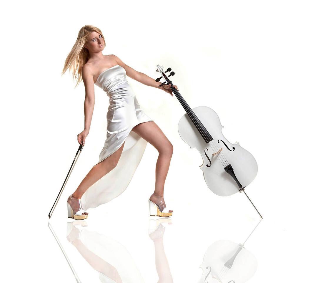 LWhitecello's tweet photo. #cellowalk #whitecello #weissescello #lizschneider #cello #stage #cellochillout #cellogirl #cellolady #cellomusic #cellomusik #cellochillout #summercello #happy #switzerland #schweiz #theswisstrio #saxocello #flyingcello #whiteshadows https://t.co/sOlUEx5hOV