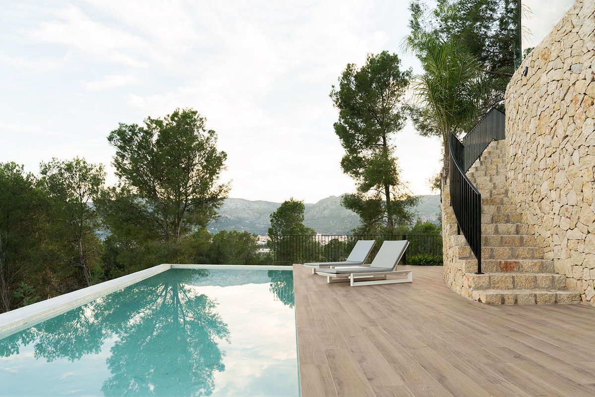 Ceramica_Saloni's tweet photo. ~ PROJECTS with Saloni~
ESP. Mostalla House. Una espectacular vivienda unifamiliar con la colección: Woodwood.
ENG. Mostalla House. A spectacular house with Woodwood collection.
. Architect: @CarlesFaus
. Photography: Adrián Mora Maroto
#ProjectsWithSaloni #AlmaSaloni https://t.co/X2aU9zUp0g