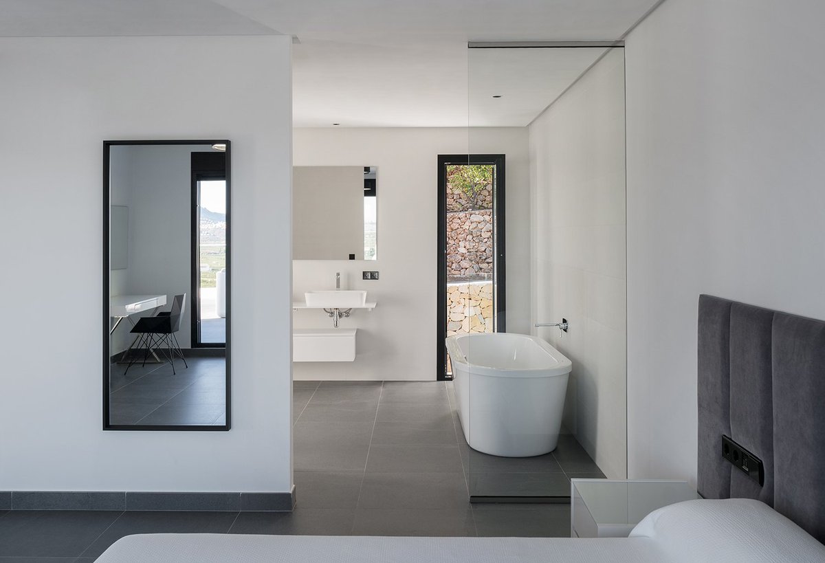 Ceramica_Saloni's tweet photo. ~ PROJECTS with Saloni~
ESP. Mostalla House. Una espectacular vivienda unifamiliar con la colección: Woodwood.
ENG. Mostalla House. A spectacular house with Woodwood collection.
. Architect: @CarlesFaus
. Photography: Adrián Mora Maroto
#ProjectsWithSaloni #AlmaSaloni https://t.co/X2aU9zUp0g