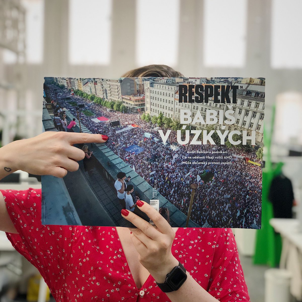 RESPEKT_CZ's tweet photo. Na Václavském náměstí bylo tolik lidí, že se jen na přední stranu nevešli. Byli jste tam také? Vyfoťte se s novou speciální obálkou, ukažte nebo zakroužkujte, kde jste a nasdílejte s #jsemnaobalce. Uděláte nám radost, děkujeme! https://t.co/G0yJJY5a7O 🙏❤️ https://t.co/d4TrnHGD0y