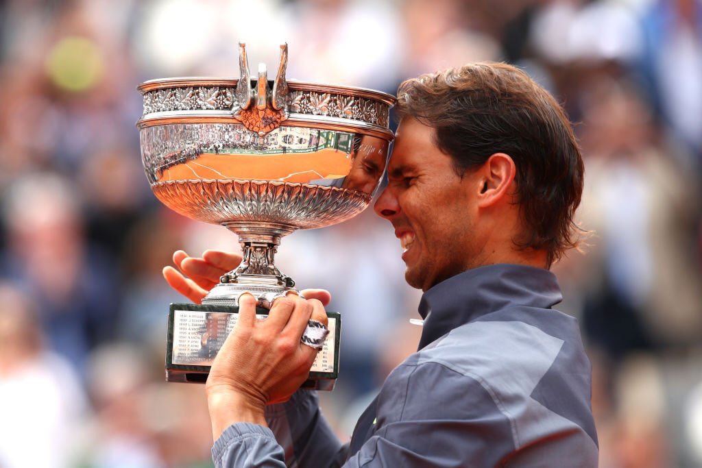 El mejor deportista español de todos los tiempos <a href="/RafaelNadal/">Rafa Nadal</a> ❣️Nadie te regaló nada, digno rival Dominic Thiem 👍 Pero tú te has rebozado 12 veces en la tierra de #RolandGarros ¡Enhorabuena! 🥂